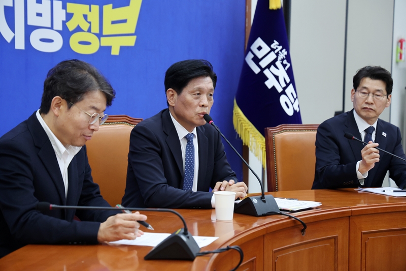 더불어민주당이 ‘6·3 지방선거’와 관련해 ‘이재명 대통령 취임 전 사진 및 영상 활용’을 두고 지난 주말 사이 잡음이 발생했다. 사진은 조승래 사무총장이 지난 5일 국회에서 6.3 지방선거 슬로건 및 홍보캠페인을 발표하고 있는 모습. / 뉴시스