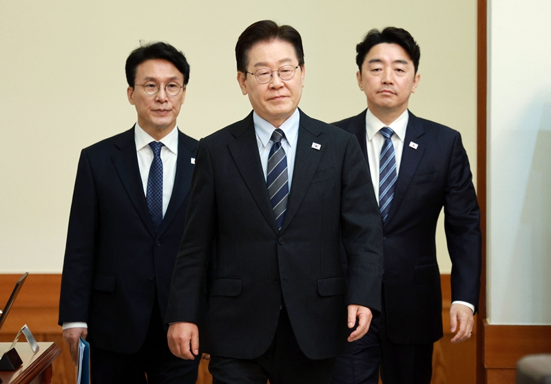 이재명 대통령이 6일 청와대에서 열린 국무회의 겸 비상경제점검회의에 입장하고 있다. / 뉴시스