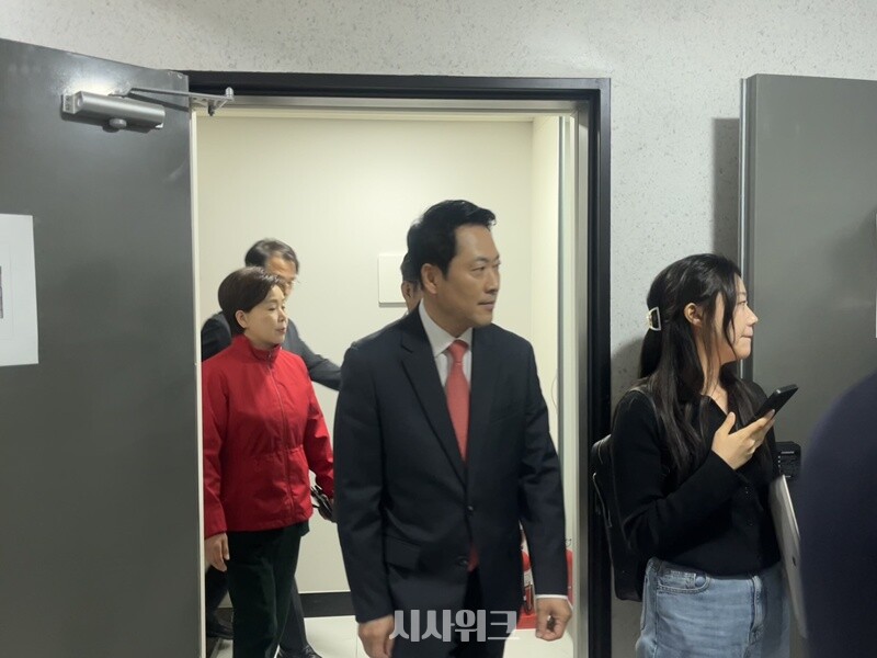 장동혁 국민의힘 당대표가 인천시의 대표 주거 정책인 ‘천원주택’을 방문해 부동산 정상화 의지를 피력했다. 사진은 장동혁 대표가 6일 오전 인천시 계양구 계산동에 위치한 천원주택을 둘러본 뒤 밖으로 나오는 모습. / 김윤혁 기자