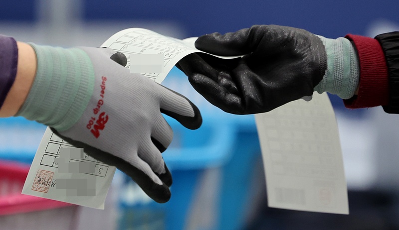 선거운동은 특정 후보의 당선 또는 낙선을 도모하는 행위를 의미하지만, 실제로는 선거운동기간인지 여부와 예비후보자 신분, 그리고 행위의 방식에 따라 위법 여부가 달라진다. / 뉴시스