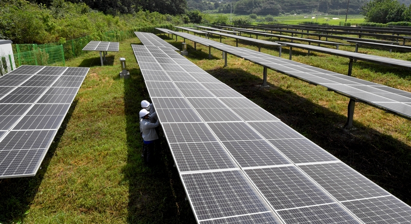 정부는 2030년까지 목표로 했던 재생에너지 100GW 보급 목표를 조기 달성하겠다고 밝혔다. 석탄발전소 60기를 2040년까지 단계적으로 폐지하기 위한 이행안도 마련한다. / 뉴시스 