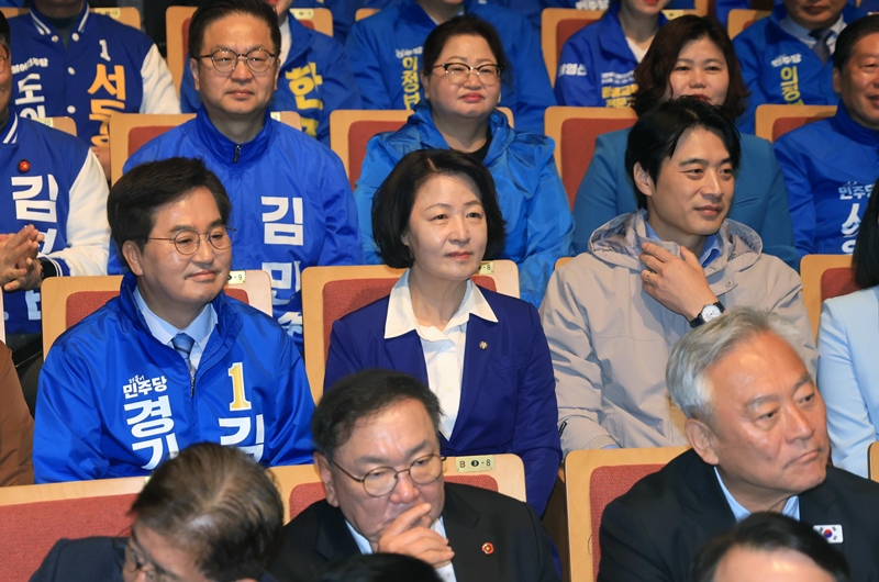 김동연(왼쪽부터), 추미애, 한준호 더불어민주당 경기도지사 경선 후보가 6일 오전 경기 수원시 경기아트센터에서 열린 수원 현장 최고위원회의에 참석해 있다. / 뉴시스