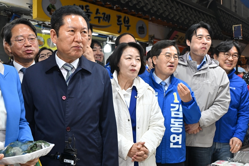 정청래 더불어민주당 당대표가 6일 경기 수원시 팔달구 못골종합시장을 방문해 김동연, 추미애, 한준호 더불어민주당 경기도지사 경선 후보 등과 떡을 구입하고 있다. / 뉴시스