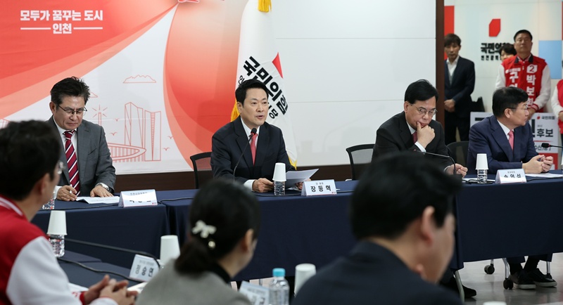 국민의힘이 인천에서 올해 첫 현장 최고위원회의를 열고 지역 민심을 청취했다. 이날 회의에선 선거를 앞두고 ‘통합’과 ‘혁신’을 요구하는 현장의 목소리가 분출됐다. 사진은 장 대표가 6일 오전 인천 남동구 인천시당에서 열린 인천 현장최고위원회의에서 발언하는 모습. / 뉴시스