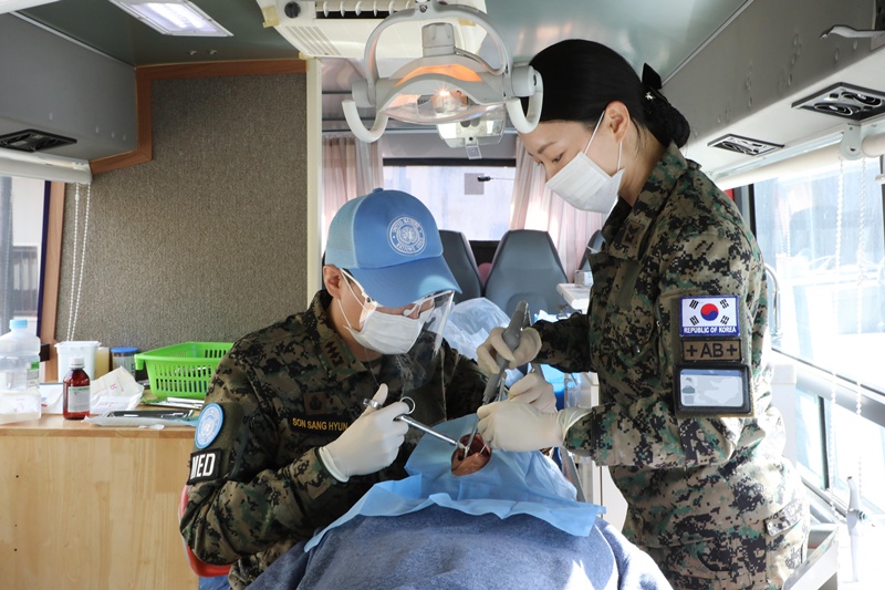 군의관 임관 인원이 1년 사이 절반 이하로 감소하고 의대생의 현역 입영이 급증하면서, 전방 부대 의료 대응 능력 저하와 공공의료 공백 우려가 동시에 커지고 있다. / 뉴시스