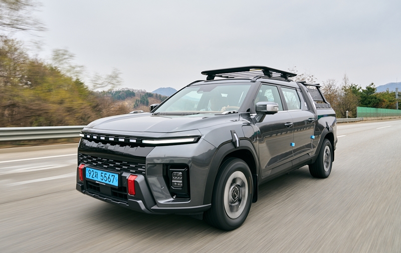 KGM 무쏘EV는 레저와 패밀리카 수요를 동시에 공략할 수 있는 전기 픽업으로 평기된다. / KGM