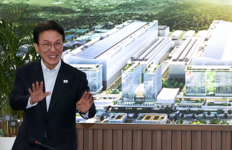 지난해 9월 김민석 국무총리가 경기 용인시 처인구 반도체 클러스터에서 열린 현장 간담회에 참석하고 있다. (청사사진기자단) / 뉴시스