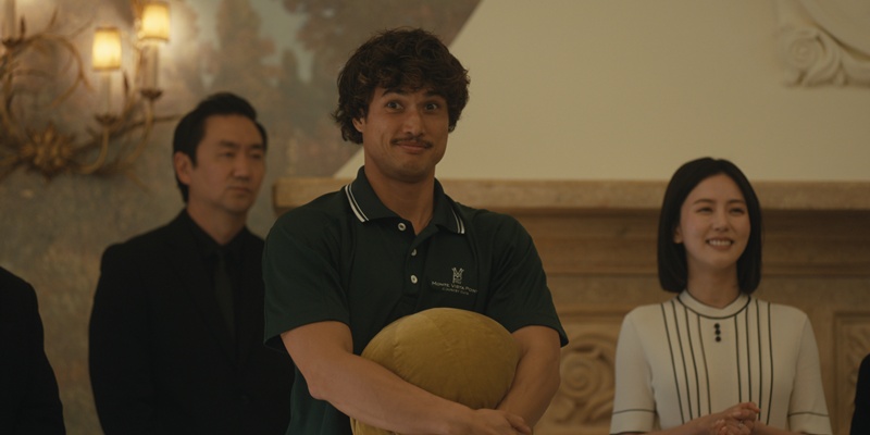 오스틴을 연기한 찰스 멘튼(가운데). / 넷플릭스​