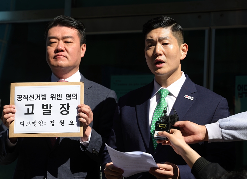 김재섭(오른쪽) 국민의힘 의원이 7일 서울 종로구 서울경찰청 민원실 앞에서 정원오 더불어민주당 서울시장 예비후보의 공직선거법 위반 혐의로 고발장을 접수하기 앞서 입장을 밝히고 있다. / 뉴시스