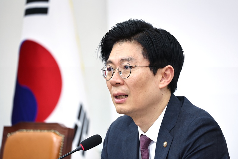 국회 교육위원회 야당 간사를 맡고 있는 조정훈 국민의힘 의원은 7일 원내대책회의에서 ‘사교육 카르텔’을 강하게 비판했다. 사진은 지난달 6일 국회에서 3차 인재영입 발표를 하는 조 의원의 모습. / 뉴시스