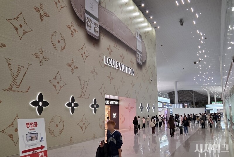 루이비통 브랜드도 백화점 매장보다 면세점 가격이 더 비싸거나 차이가 없는 수준이다. 사진은 인천국제공항 면세구역 루이비통 매장. / 제갈민 기자
