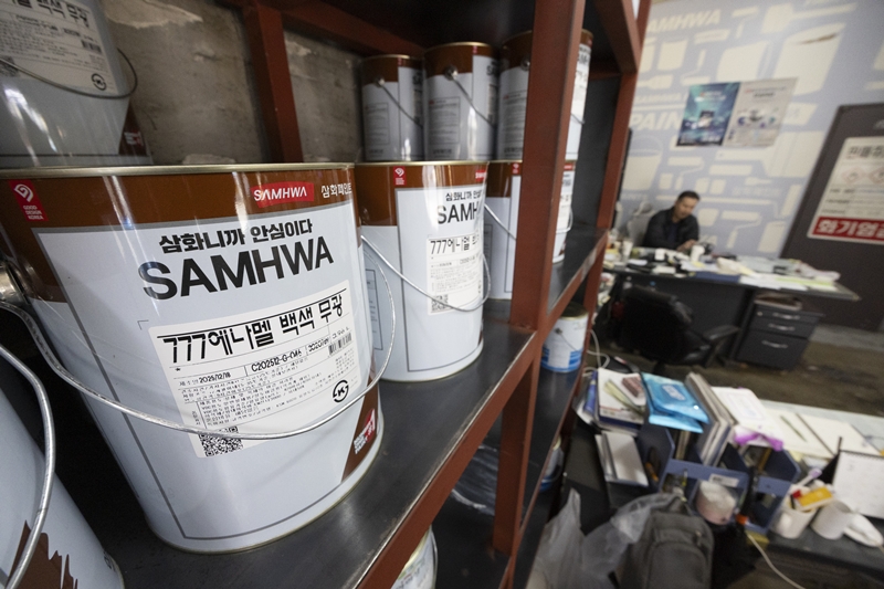 페인트 업계는 유가 및 환율의 영향을 크게 받는 분야로, 최근 위기감이 고조되고 있다. / 뉴시스