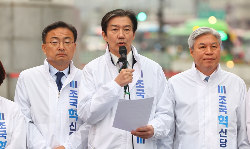 조국혁신당 조국 대표가 6일 오전 서울 종로구 광화문 광장에서 열린 최고위원회 회의에서 발언하고 있다. / 뉴시스