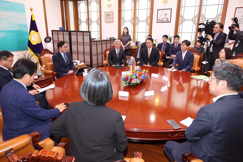 더불어민주당이 6·3지방선거와 개헌 국민투표를 동시에 치르기 위한 작업에 속도를 내고 있다. 개헌안이 다음달 4일부터 10일까지 열리는 본회의에서 의결될 경우 6·3지방선거와 함께 국민투표를 실시할 수 있다. 사진은 지난달 30일  국회의장 집무실에서 열린 초당적 개헌추진을 위한 제정당 2차 연석회의 모습. / 뉴시스