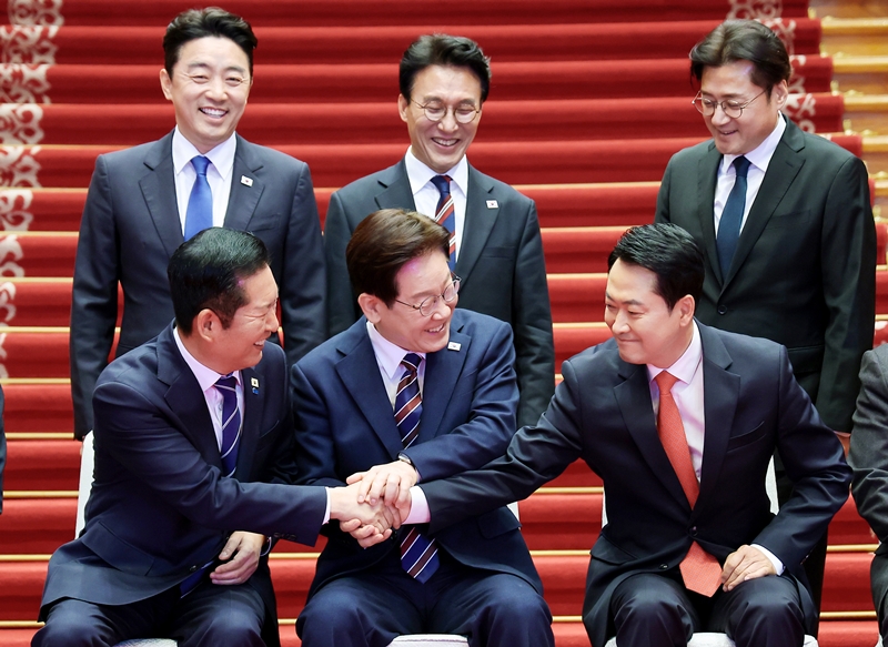 이재명 대통령이 7일 청와대에서 열린 여야정 민생경제협의체 회담 및 오찬에서 정청래 더불어민주당 대표, 장동혁 국민의힘 대표와 기념촬영을 하며 손을 맞잡고 있다. / 뉴시