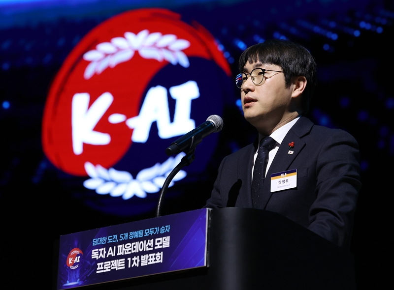 전재수 더불어민주당 의원의 ‘6·3 지방선거’ 부산시장 출마로, 전 의원의 지역구인 부산 북구갑의 보궐선거 가능성이 커지고 있다. 이러한 상황에서 하정우 청와대 AI미래기획수석의 부산 북갑 ‘출마론’이 급부상하고 있다. 사진은 하 수석의 모습. / 뉴시스