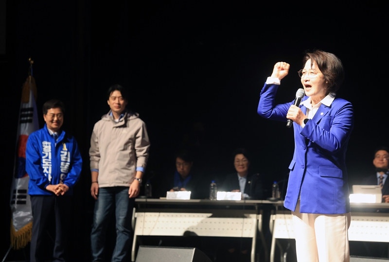 더불어민주당이 ‘6·3 지방선거’ 경기지사 후보로 6선의 추미애 의원을 선출했다. 사진은 추 의원이 지난 6일 경기 수원시 경기아트센터에서 열린 수원 현장 최고위원회의에서 발언하고 있는 모습. / 뉴시스