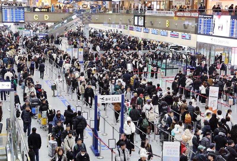 올해 1분기 일본과 중국, 대만 노선 이용객 수가 전년 동기 대비 20% 이상 성장했다. 사진은 올해 2월 설 연휴 기간 김해국제공항에 몰린 여행객 인파. / 뉴시스