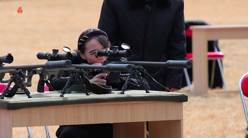 김정은 북한 국무위원장이 지난 2월 27일 당중앙위원회 본부에서 주요 지도간부들과 군사지휘관들을 만나 신형저격수보총을 선물한 뒤 지도간부들과 사격장에서 저격무기사격도 실시했다고 북한 조선중앙TV가 28일 보도했다. 이날 북한은 김여정이 노동당 총무부장이 소총을 조준 사격하는 모습도 공개했다. (사진=조선중앙TV 캡처) / 뉴시스