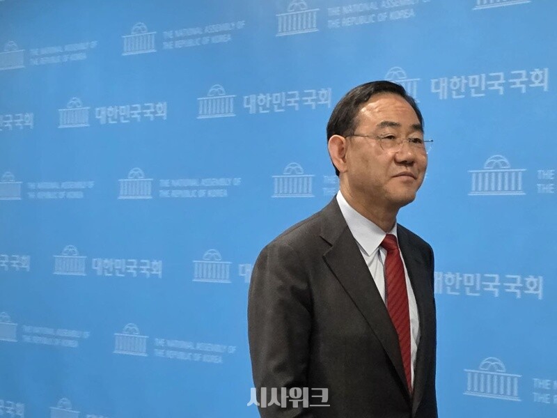 주호영 국회부의장이 6·3지방선거 대구시장 출마와 관련해 “항고심 판단을 끝까지 지켜본 뒤 거취에 대한 최종 판단을 내리겠다”고 밝혔다. 사진은 8일 기자회견을 마치고 나오는 주 부의장의 모습. / 김소은 기자