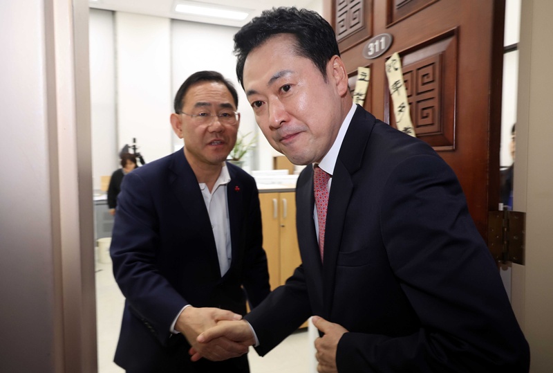 주 부의장은 “우리 선거의 가장 큰 장애물은 장동혁 체제 그 자체”라며 장 대표를 강하게 비판했다. 사진은 지난달 31일 서울 국회부의장실에서 대구시장 공천 관련 비공개 면담을 마치고 나오는 장동혁 대표와 주호영 국회부의장의 모습. / 뉴시스