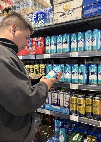 ‘크러시(Krush)’는 올몰트지만 가볍고 상쾌한 맛으로 ‘소맥용 라거’를 표방한 제품이다. 사진은 몽골 울란바토르에 위치한 마트에서 한 고객이 크러시를 살펴보고 있는 모습. / 롯데칠성음료
