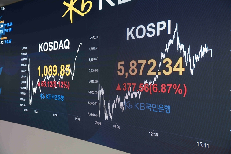 미국과 이란이 2주간 휴전에 사실상 합의했다는 소식이 전해지면서 8일 국내 증시가 급반등했다. 사진은 이날 KB국민은행 딜링룸. / KB국민은행 