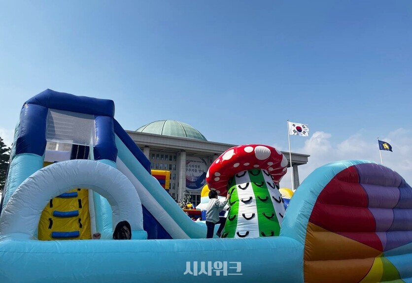 지난 4~5일, 국회 중앙잔디광장에선 개방 행사 ‘국회 봄소풍’이 개최됐습니다. / 권정두 기자