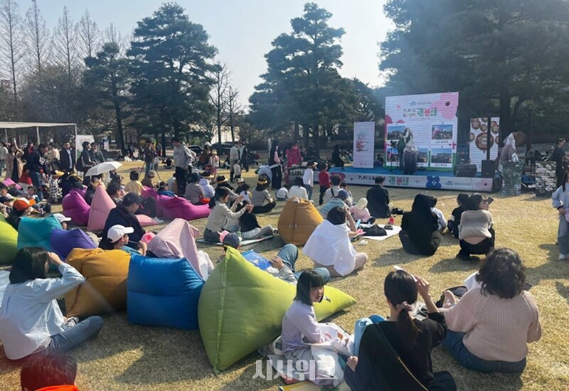 완연한 봄날씨 속에 많은 인파가 국회를 찾아 나들이를 즐겼습니다. / 권정두 기자