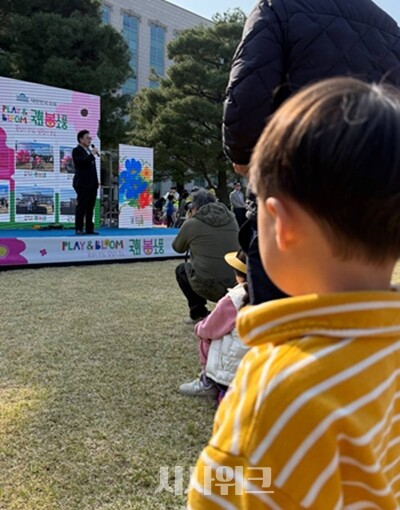 이날 행사에선 우원식 국회의장이 잠시 무대에 올라 방문객들과 인사를 나누기도 했습니다. / 권정두 기자