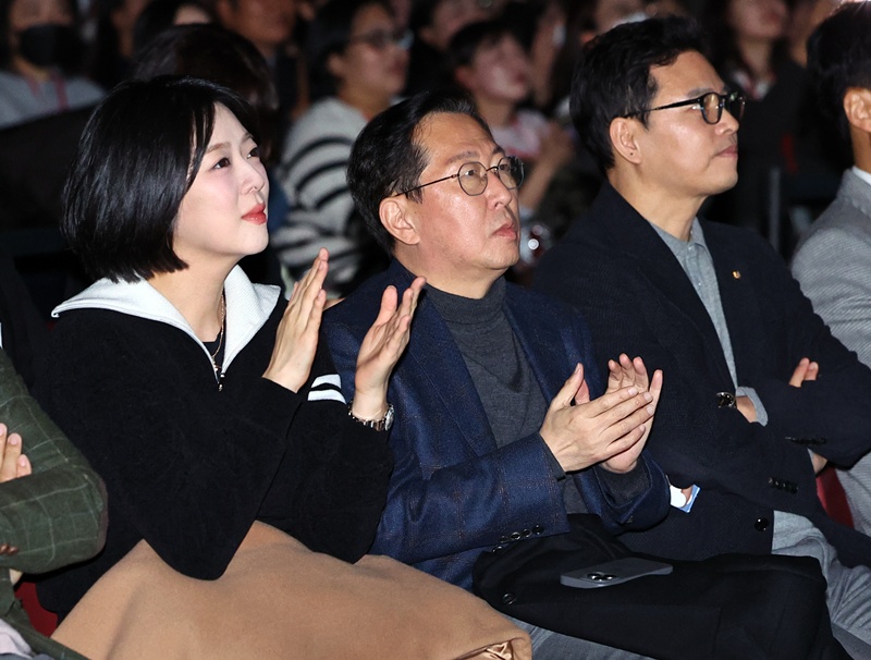 기자회견 직후 박정훈 의원은 김 시의원의 주장을 ‘공천 탈락에 대한 분풀이’로 규정하고 사실 관계 규명에 나섰다. 사진은 배현진(왼쪽부터)과 유용원, 박정훈 의원이 21일 경기 고양시 킨텍스 그랜드볼룸에서 열린 한동훈 토크콘서트에 참여한 모습. / 뉴시스