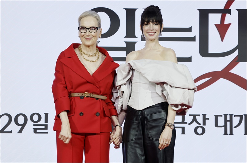 메릴 스트립(왼쪽)과 앤 해서웨이가 영화 ‘악마는 프라다를 입는다 2’를 들고 한국을 찾았다. / 뉴시스