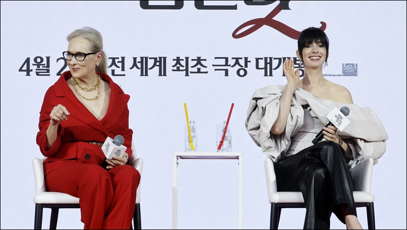 20년 만에 재회한 메릴 스트립과 앤 해서웨이가 서로를 향한 강한 신뢰감을 드러냈다. / 뉴시스