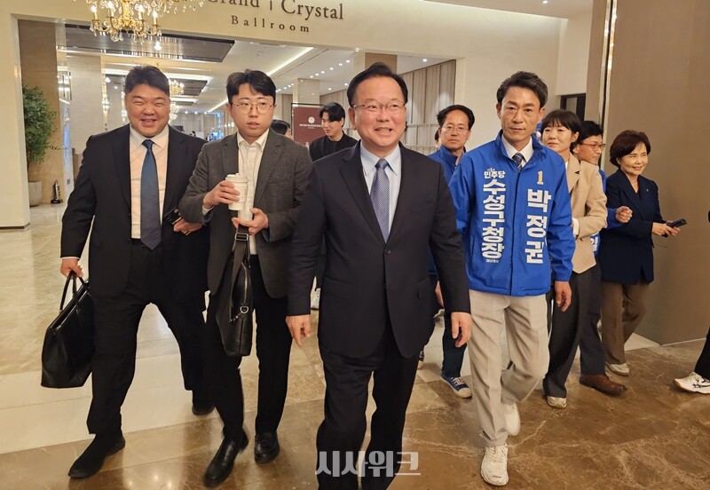 ‘6·3 지방선거’ 대구시장에 출마한 더불어민주당 김부겸 전 국무총리가 8일 대구 북구 현장 최고위원회의에서 참석하고 있다. / 전두성 기자