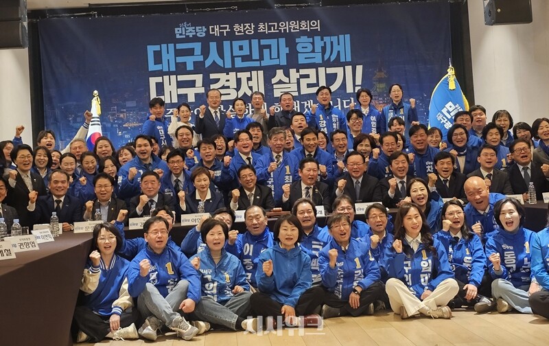 정청래 더불어민주당 대표를 비롯한 당 지도부와 ‘6·3 지방선거’ 대구지역 출마자들이 대구 북구 현장 최고위원회의 후 단체 사진을 촬영하고 있다. / 전두성 기자