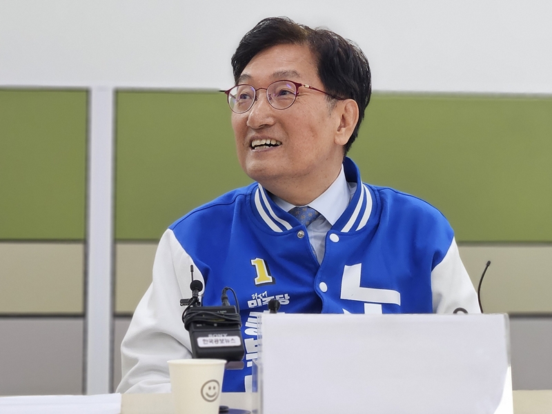 노영민 전 대통령 비서실장이 지난 31일 청주시 상당구 문화동 충북도청 기자실에서 충북지사 결선 투표에 임하는 자세 등을 설명하고 있다. / 뉴시스