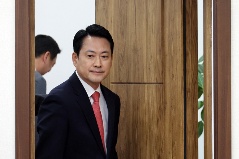 장동혁 대표는 오는 14일부터 16일까지 2박4일 일정으로 미국 워싱턴DC를 방문할 계획이다. 사진은 장동혁 국민의힘 대표가 9일 서울 여의도 국회에서 열린 최고위원회의에 입장하는 모습. / 뉴시스