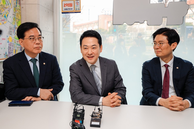 이번 방미는 한미관계 이상기류 속 국민의힘 지도부가 직접 미국을 찾아 공화당에 입장을 전하고 한미관계를 관리하겠다는 취지다. 사진은 국민의힘 송언석 원내대표(좌측부터)와 장동혁 대표, 조정훈 의원이 지난 1일 오전 서울 마포구 마포자이더센트리지 아파트 단지 상가의 한 부동산을 찾아 부동산 시장 점검을 하는 모습. / 뉴시스