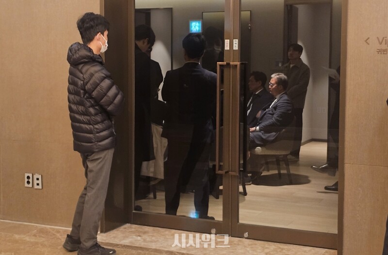 더불어민주당 ‘6·3 지방선거’ 전북지사 경선과 관련해 당 지도부가 전북지사 선거에 출마한 이원택 의원 의혹에 대한 무혐의 결정을 내리자, 경쟁자인 안호영 의원이 반발했다. 사진은 지난 8일 민주당 지도부가 대구 북구 현장 최고위원회의 전 이 의원 의혹을 논의하기 위한 비공개 최고위를 진행하는 모습. / 전두성 기자