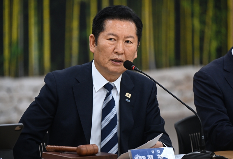 정청래 더불어민주당 대표가 10일 오전 전남 담양군 담양농협에서 열린 현장 최고위원회의에서 발언을 하고 있다. / 뉴시스