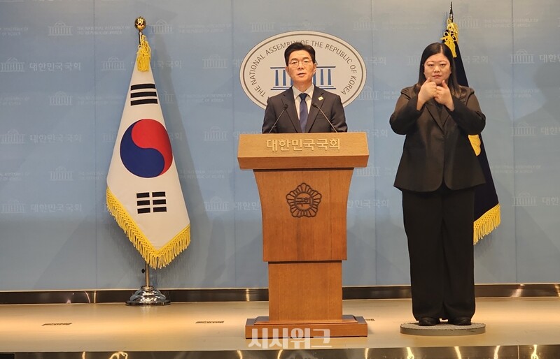 ‘6·3 지방선거’ 더불어민주당 서울시장 후보로 확정된 정원오 전 성동구청장이 10일 국회에서 기자회견을 열고 있다. / 전두성 기자