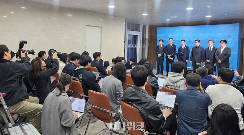 ‘6·3 지방선거’ 더불어민주당 서울시장 후보로 확정된 정원오 전 성동구청장이 10일 국회에서 기자회견을 마친 후 취재진의 질의에 답하고 있다. / 전두성 기자