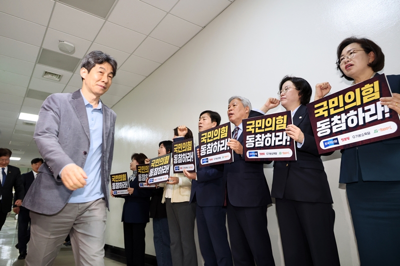 지난 9일 오전 개혁진보4당 의원들이 윤건영 국회 정치개혁특별위원회 공직선거법및지방선거구제개편심사소위원회 위원장을 향해 구호를 외치고 있다. / 뉴시스