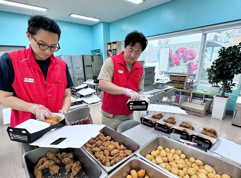 치킨 프랜차이즈 브랜드 BBQ가 경기도 이천시에 소재한 사회복지시설 ‘성애원’을 방문해 치킨 80인분을 전달했다. / BBQ
