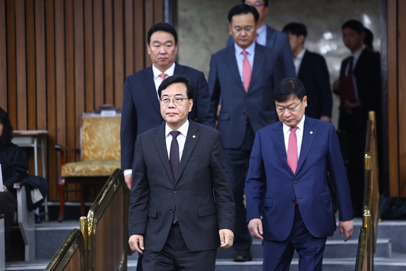 더불어민주당이 지난 7일 추미애 의원과 9일 정원오 전 성동구청장을 각각 경기지사와 서울시장 최종 후보로 확정한 가운데, 국민의힘이 “논란투성이 후보들”이라며 견제에 나섰다. 사진은 송언석 국민의힘 원내대표가 10일 오전 서울 여의도 국회에서 열린 원내대책회의에 입장하는 모습. / 뉴시스