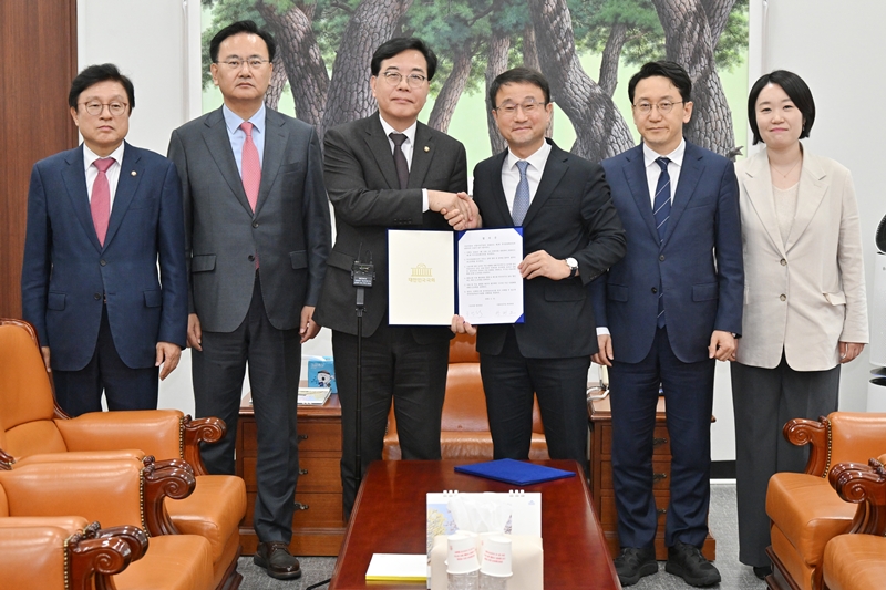 더불어민주당 한병도 원내대표와 국민의힘 송언석 원내대표가 10일 오후 국회에서 2026년도 제1회 추가경정예산안 합의문을 발표했다. (공동취재) / 뉴시스