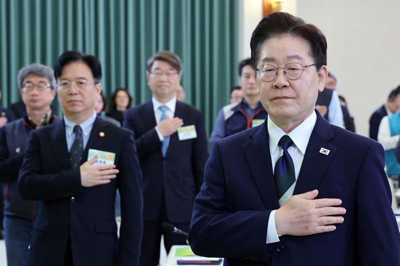 이재명 대통령이 지난 10일 청와대에서 열린 민주노총 초청 간담회에서 국민의례를 하고 있다. / 뉴시스 