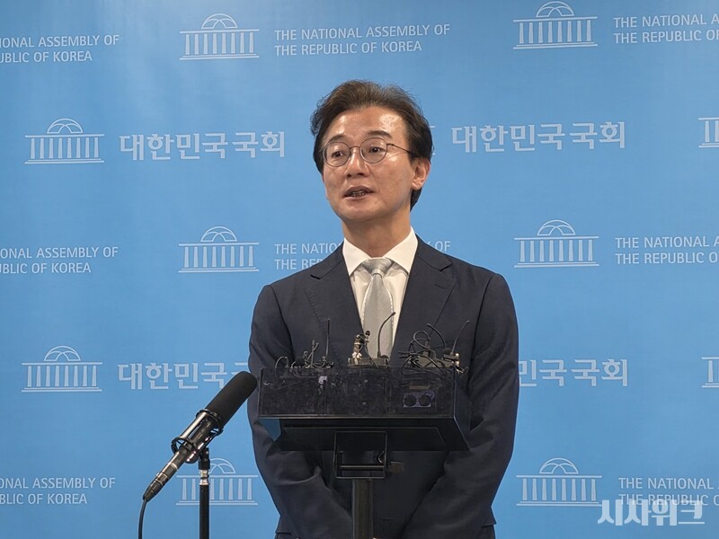 13일 오전 국회 소통관에서 더불어민주당 전재수 의원이 부산 시장 출마 확정 관련 기자회견을 진행했다. / 사진=김소은 기자