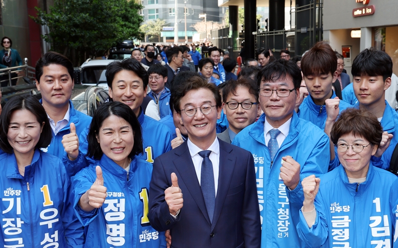 더불어민주당 전재수 의원이 지난 2일 오전 부산 동구 해양수산부 임시청사 앞에서 기자회견을 열고 6·3전국동시지방선거 부산시장 선거 출마선언을 한 뒤 거리인사에 나서고 있다. / 뉴시스