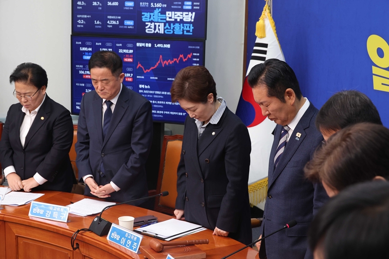 13일 더불어민주당 지도부 회의에선 전북지사 경선을 두고 계파 간 신경전이 노출됐다. 사진은 정청래 대표와 최고위원들이 이날 국회에서 열린 최고위원회의에서 '완도 화재' 순직 소방관들을 추모하는 묵념을 하고 있는 모습. / 뉴시스